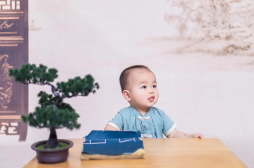 安顺怀孕肚子中间凹两边凸