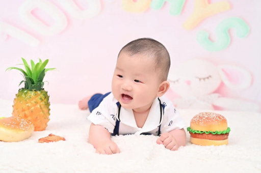 安顺宝宝在妈妈肚子里